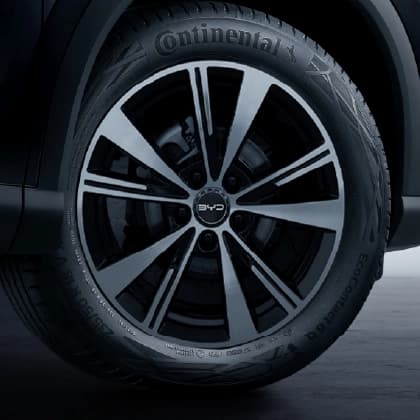 18" Alloy Wheels Designed for Aerodynamic Airflow