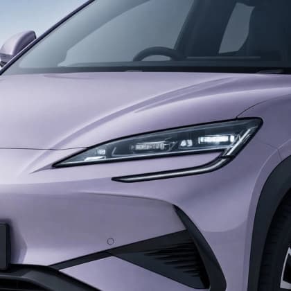 Double-U Floating Headlights, Seamlessly Blended into the Body